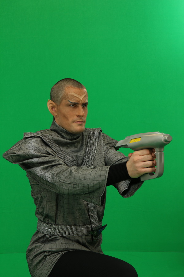 Romulanský voják (Omi), vždy připraven bránit Romulanské impérium.