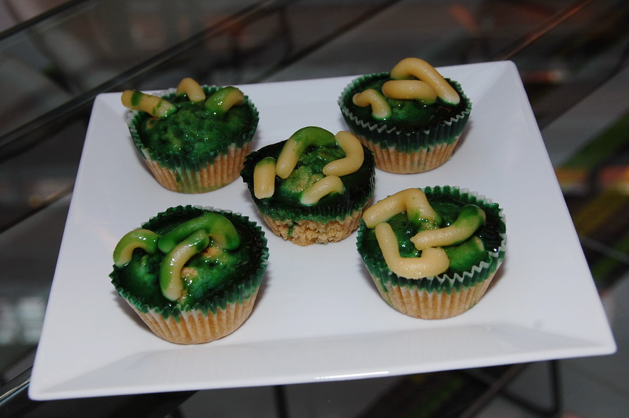 Zelené cupcaky s červíčky
