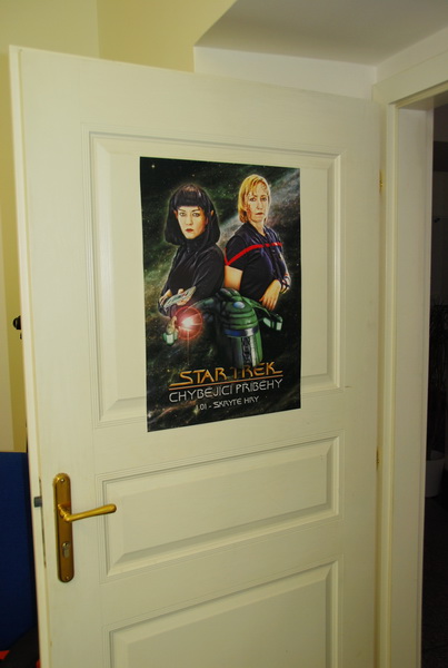 Nový plakát zdobí vchod do natáčecího studia (Flashovi kanceláře)