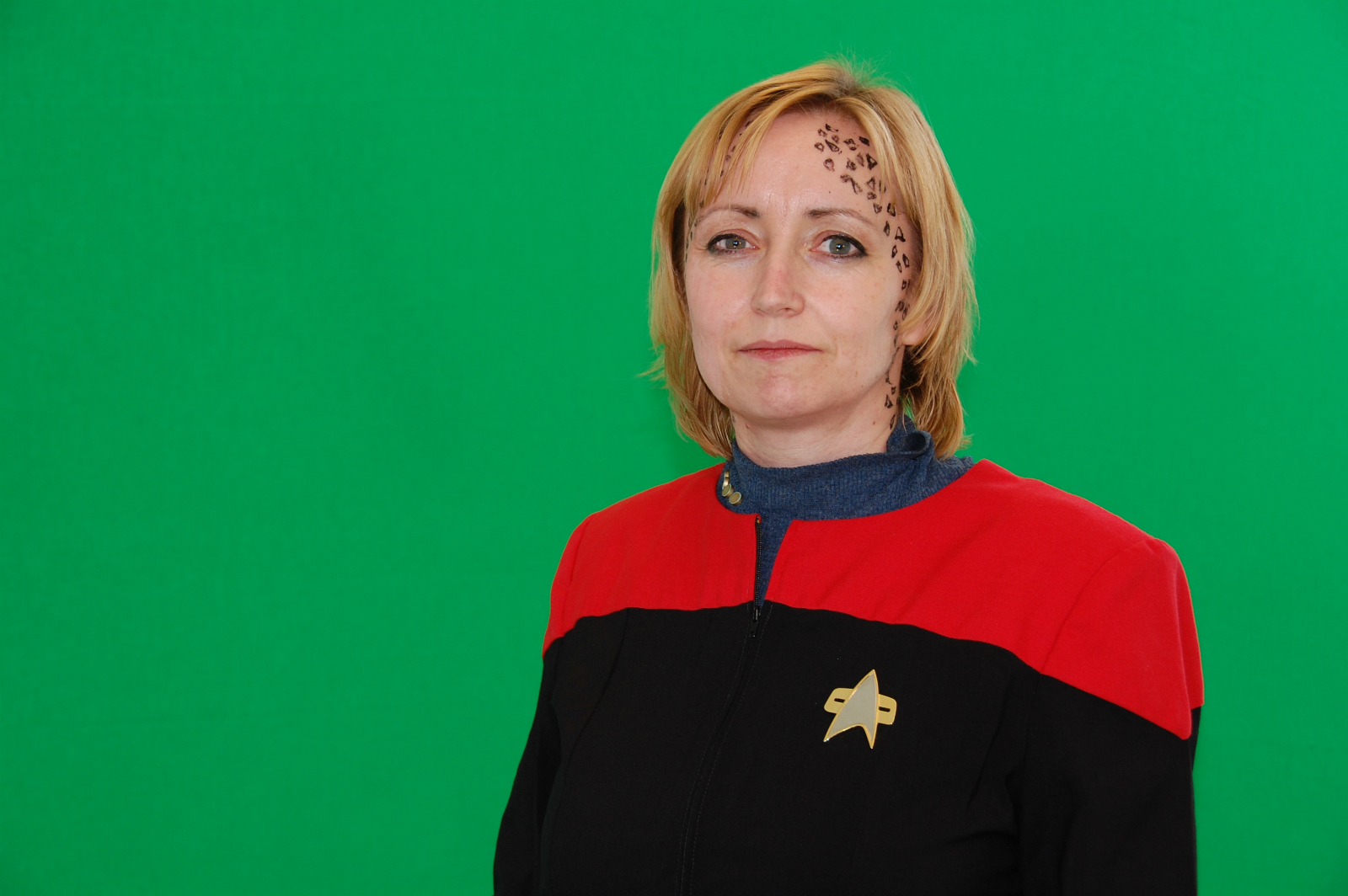 Jana (Xyll) Krčmářová před zeleným pozadím v roli kapitána Talisy Ren.